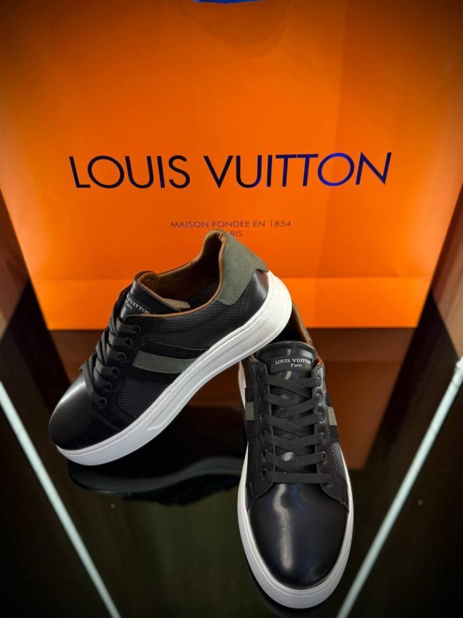 LOUIS VUITTON  حذاء رجالي    TNT- 011